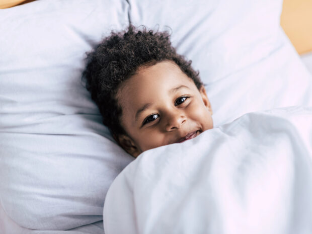 Bambino con l'influenza che sorride