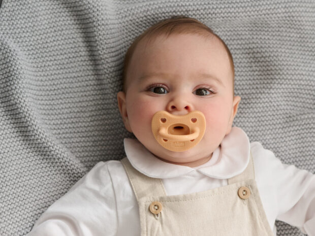 Bambina con il ciuccio in bocca