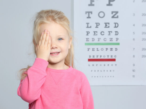 Bambina alla prima visita oculistica pediatrica