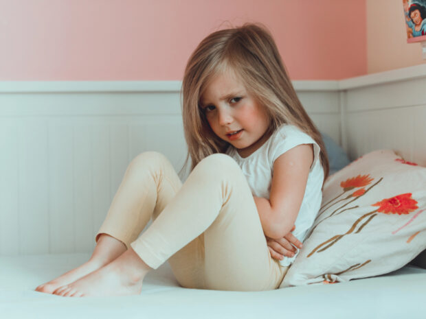 Bambina con mal di pancia