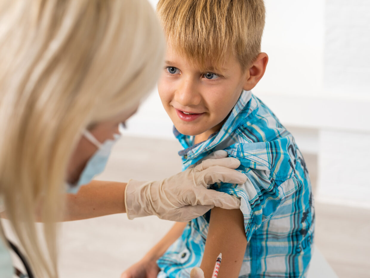 Bambino che fa vaccino contro il papillomavirus