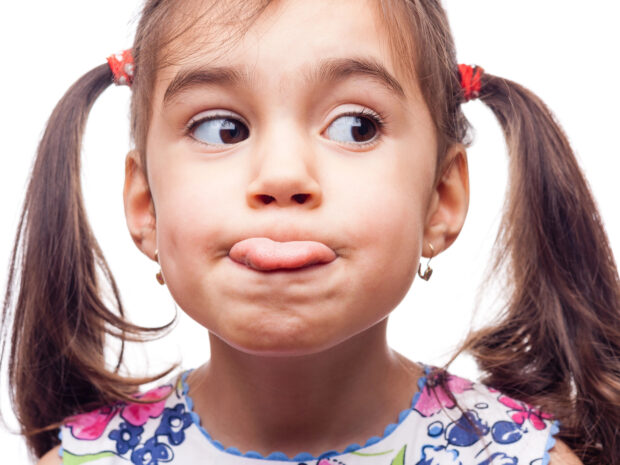 Bambina che mostra la lingua
