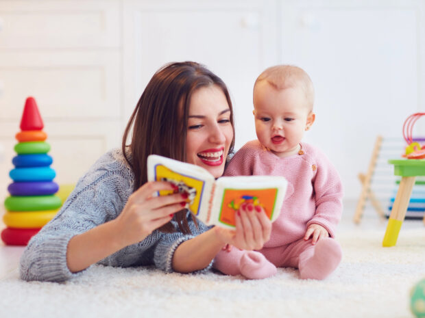 Mamma che legge alla figlia un libro per bambini