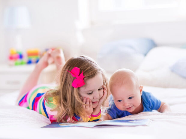 Fratellini leggono ibri per bambini di 2 anni