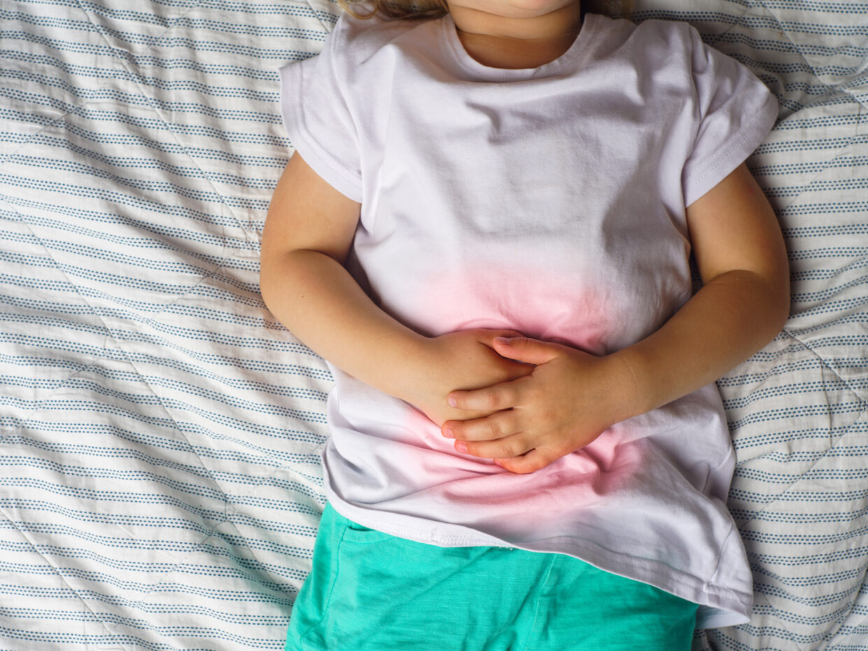 Concetto di mal di pancia preoccupante nei bambini