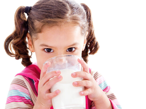 Bambina che beve antibiotico diluito nel latte