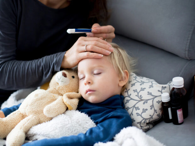 Mamma e bambino con febbre che non passa dopo antibiotico