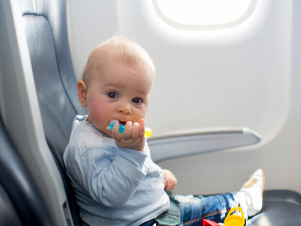 Bambina in aereo con il raffreddore