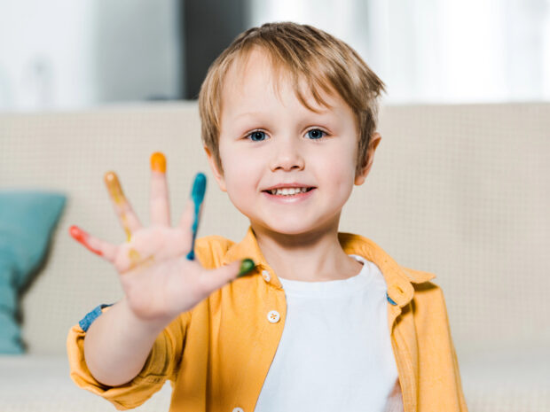 Bambino con mano colorata