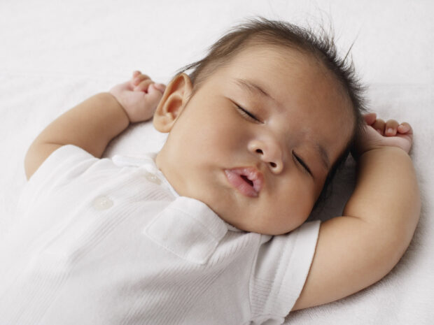 Bambino piccolo che dorme sereno