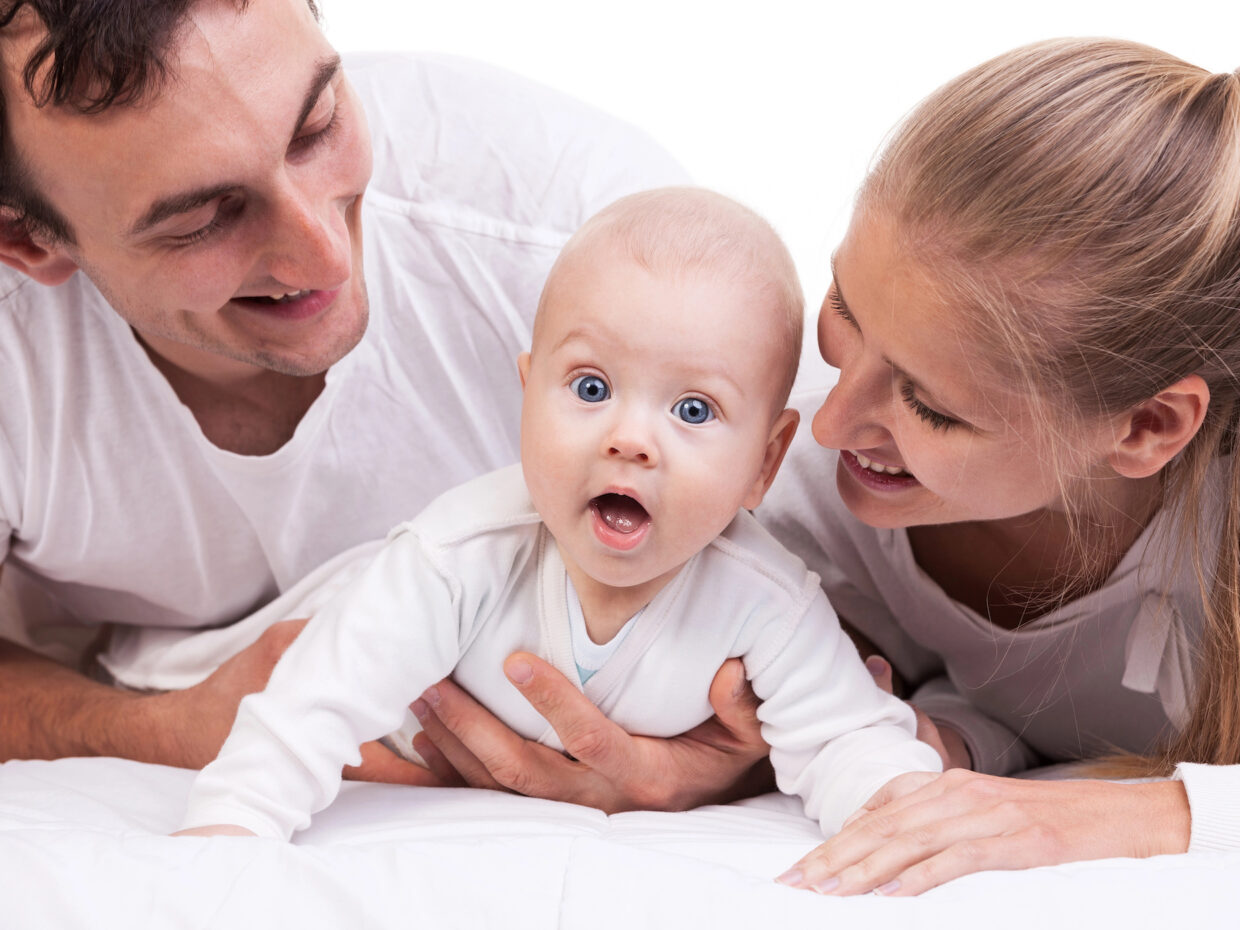Bambino che dice "mamma" o "papà" per la prima volta
