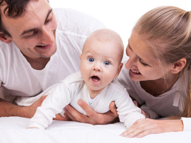 Bambino che dice "mamma" o "papà" per la prima volta