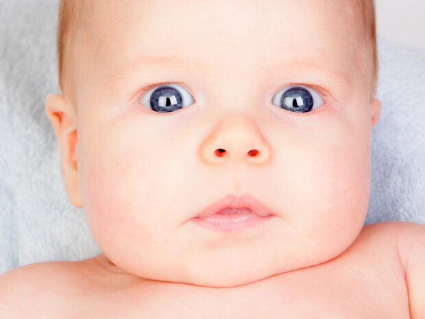 Neonato con occhi di colore blu-grigio non ancora definitivo