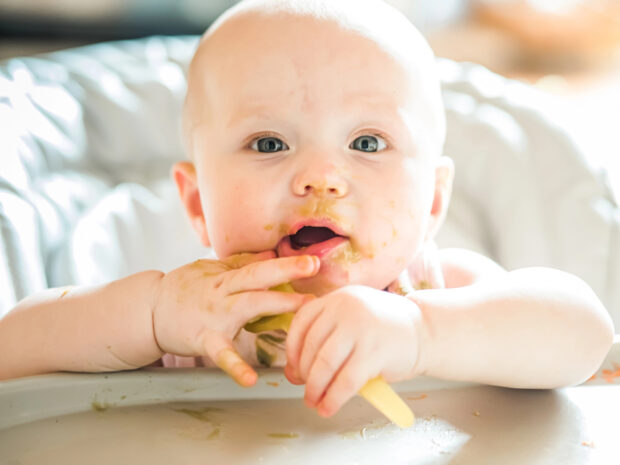 Bambino assaggia cibi durante lo svezzamento