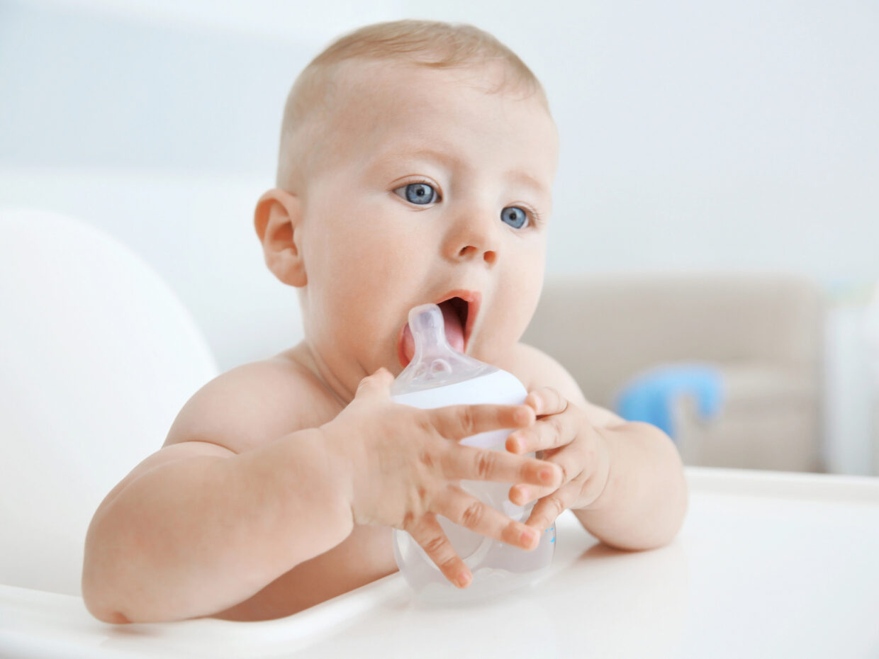 Bambino di 6 mesi che beve acqua