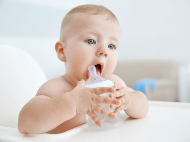 Bambino di 6 mesi che beve acqua