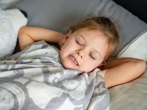 Sospetto di vermi intestinali in bambina con digrignamento