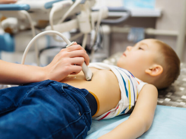 Medico che esegue un'ecografia polmonare a un bambino